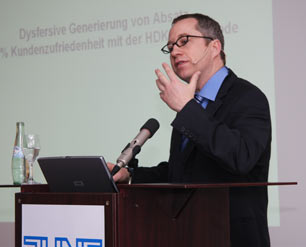 Redner auf einer Veranstaltung in Berlin